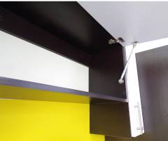 compensador para sostener puertas